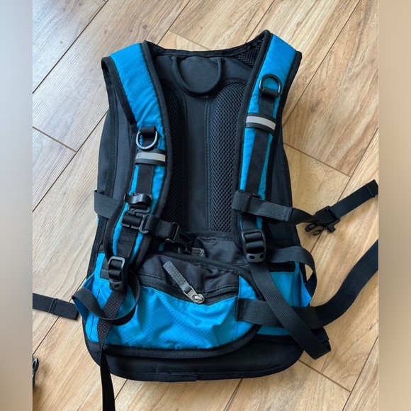 Mothybot Hiking Outdoor Insulated 2L liquid bladder water resistant Backpack - Picture 3 of 6